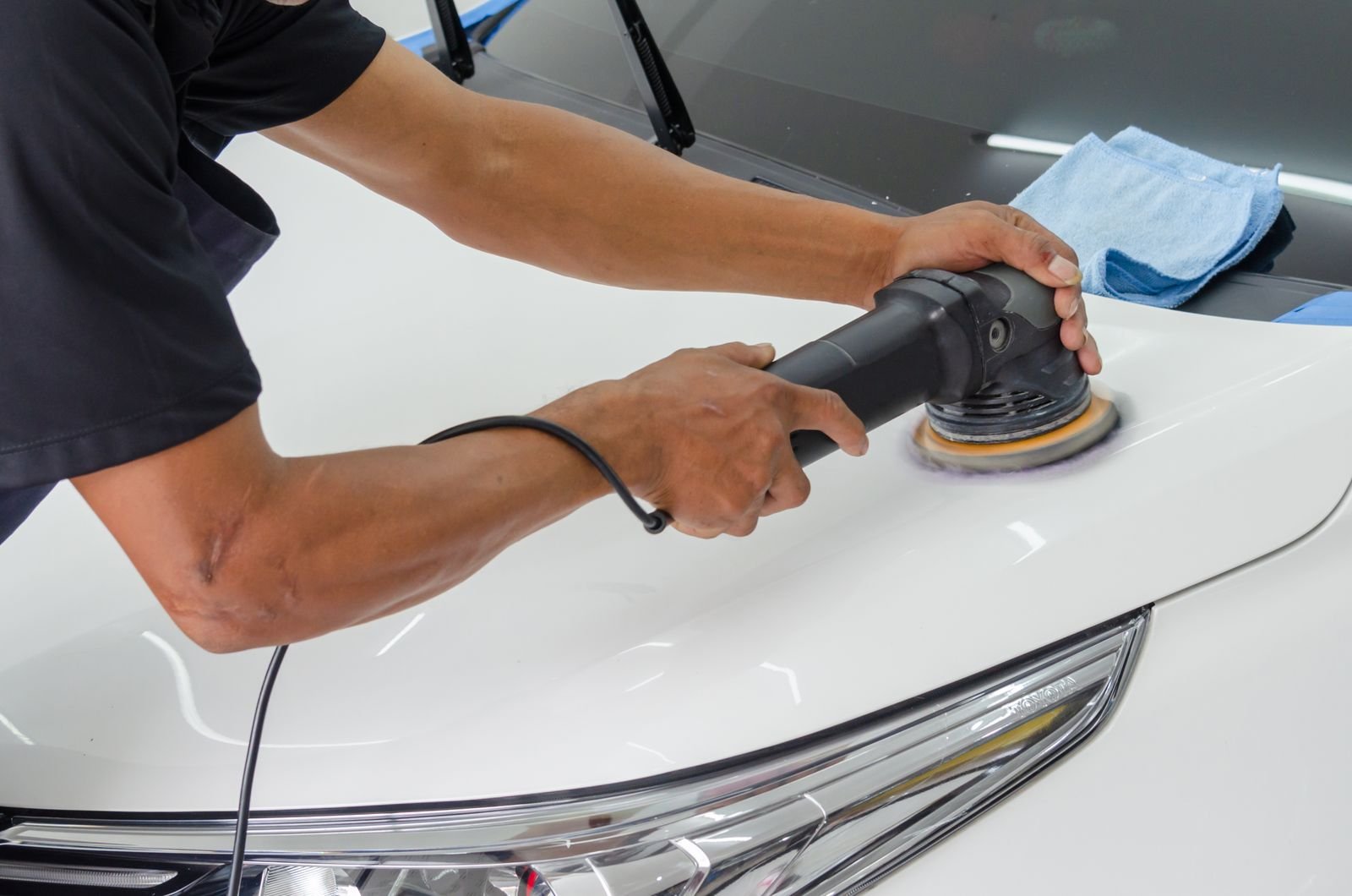 Foto ilustrativa de polimento automotivo profissional